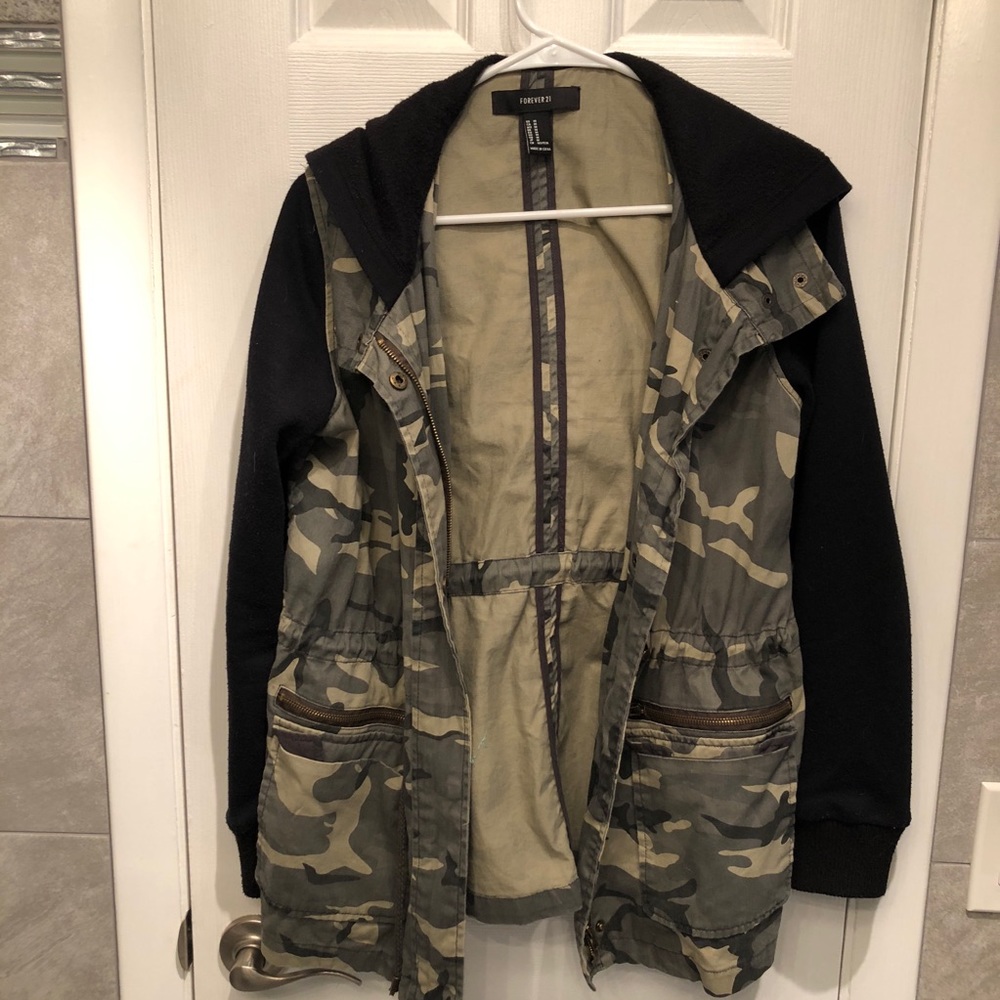 Camo utility jacket with sweatshirt sleeves